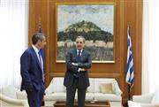 Διπλό «χτύπημα» Σαμαρά: Πού στοχεύει ο πρώην πρωθυπουργός και πώς απαντά η κυβέρνηση