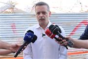 Δούκας σε αυτοψία στα Πετράλωνα: «3.000 ευρώ σε επτά νοικοκυριά - Επαφές με Airbnb για άμεση διάθεση χώρων»