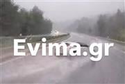 Εθνική Αθηνών - Λαμίας: Βίντεο με τη στιγμή που οδηγός χάνει τον έλεγχο λόγω βροχής και πέφτει πάνω σε λεωφορείο