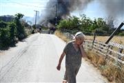 Στάχτη κι αποκαΐδια από την πύρινη λαίλαπα στο Ωραιόκαστρο: «Έβλεπα τη φωτιά να έρχεται πάνω μας»