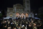 Δάκρυα, τραγούδια και ζεμπέκικα: Κοσμοπλημμύρα στην αγρυπνία για τον Μαζωνάκη στη Νίκαια