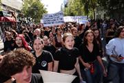 «Η ομορφιά βρίσκεται στον δρόμο»: Με γαλλικά συνθήματα το μεγάλο πανεκπαιδευτικό συλλαλητήριο στην Αθήνα
