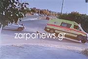 Βίντεο ντοκουμέντο: Η στιγμή που το ασθενοφόρο του ΕΚΑΒ συγκρούστηκε με το ΙΧ στα Χανιά και τουμπάρει