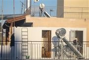 Συναγερμός στη Νίκαια: Δύο χειροβομβίδες, όπλο και φυσίγγια εντοπίστηκαν σε ταράτσα πολυκατοικίας