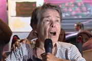 «Κρατήστε γερά»: Η 87χρονη Μαρικάρμεν προτρέπει τους διαδηλωτές στην Ισπανία