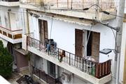Άγιοι Ανάργυροι: Σε αυτό το σπίτι βρέθηκαν τα τρία παιδιά - Άθλιες συνθήκες με δωμάτια γεμάτα σκουπίδια