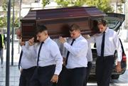 Δημήτρης Κόκοτας: Πλήθος κόσμου στην κηδεία του - Τραγικές φιγούρες η σύζυγος και η κόρη του