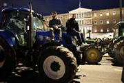 Οι αγρότες κάνουν ολονυχτία με τα τρακτέρ στο Σύνταγμα - «Μόνο κοροϊδία πήραμε»