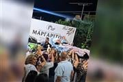 Ρέθυμνο: Έβαλαν κατάκοιτη ηλικιωμένη σε ξαπλώστρα και την πήγαν στο πανηγύρι του χωριού