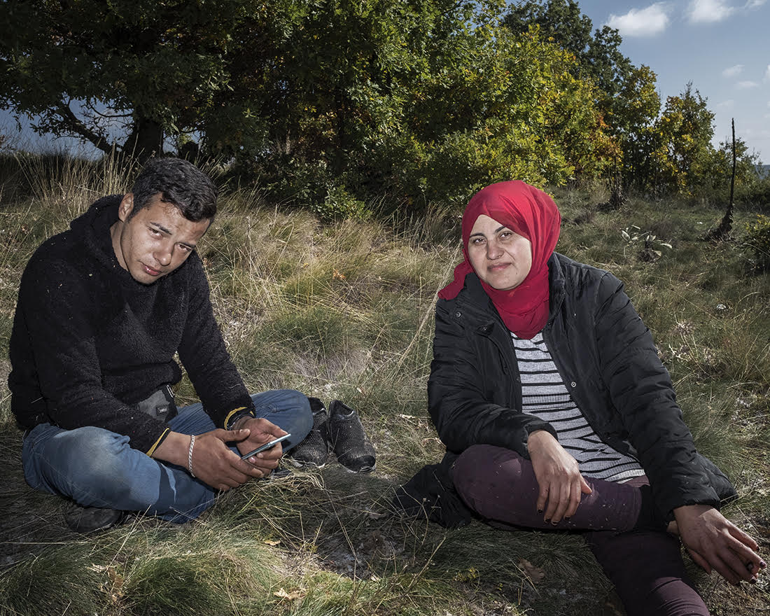 George Papadopoulos / Çifti refugjatësh pret në zonën e vdekur deri në mbrëmje dhe përpiqet të kalojë përsëri kufirin