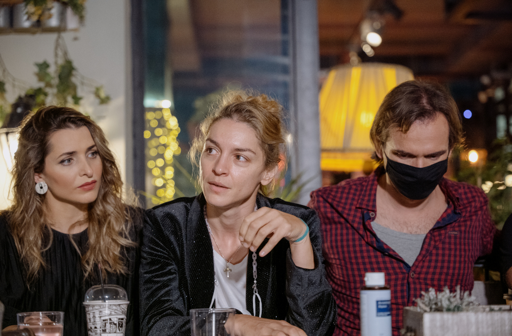 Η Γιούλικα Σκαφιδά, ως Ρόξι, είναι το αλάνι της παρέας, ενώ η Βασιλική Τρουφάκου υποδύεται τη Μυρτώ, μία κοπέλα που αναζητά την αναγνώριση