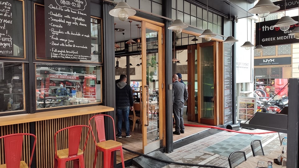 Πυρκαγιά στην οδό Μητροπόλεως Πυρκαγιά στην οδό Μητροπόλεως