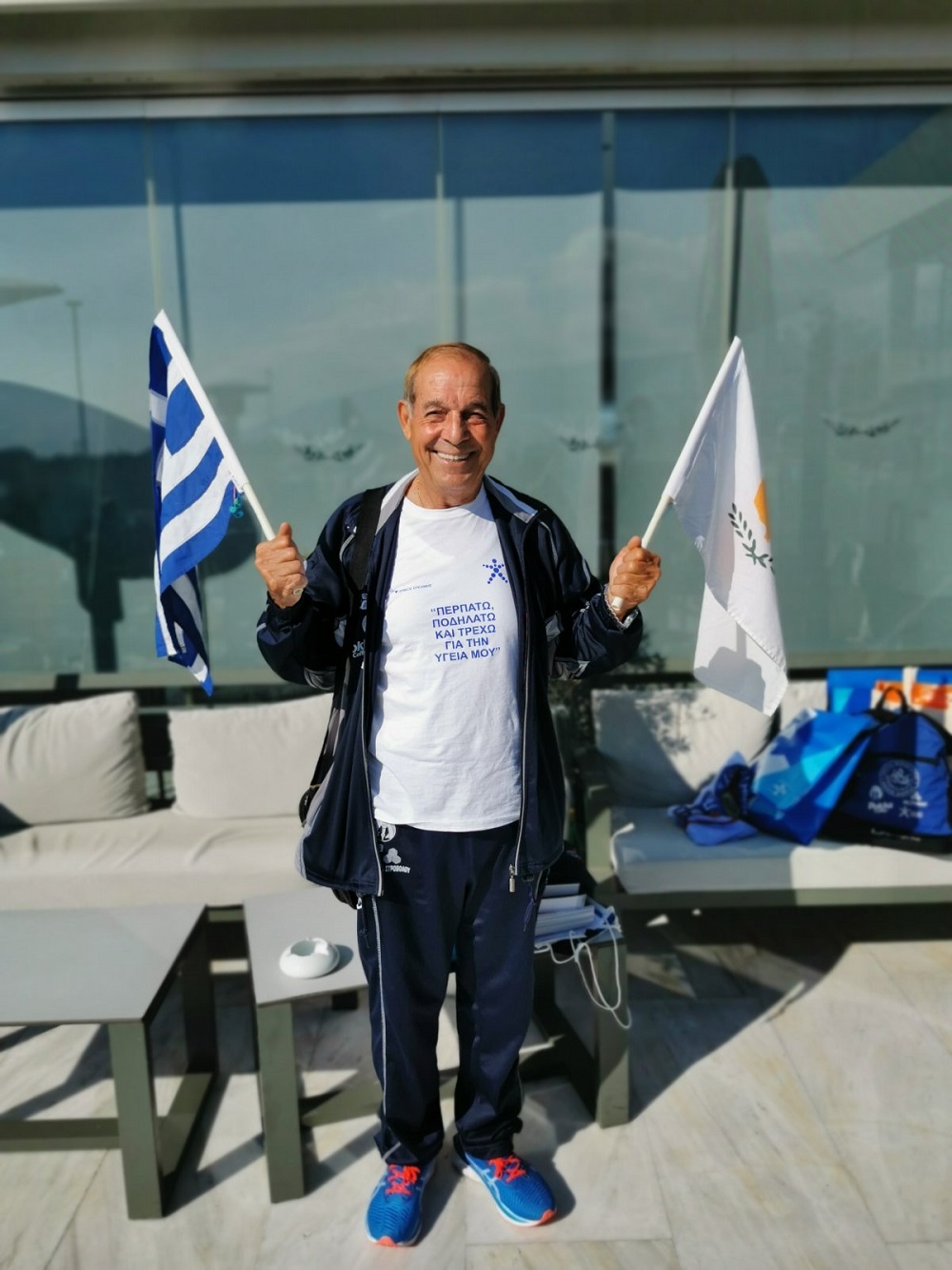 Ο ελληνοκύπριος Χαράλαμπος Ιωαννίδης κρατάει τις σημαίες της Ελλάδας και της Κύπρου