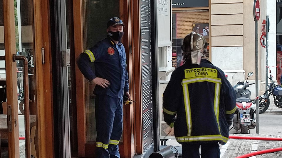 Πυρκαγιά στην οδό Μητροπόλεως Πυρκαγιά στην οδό Μητροπόλεως