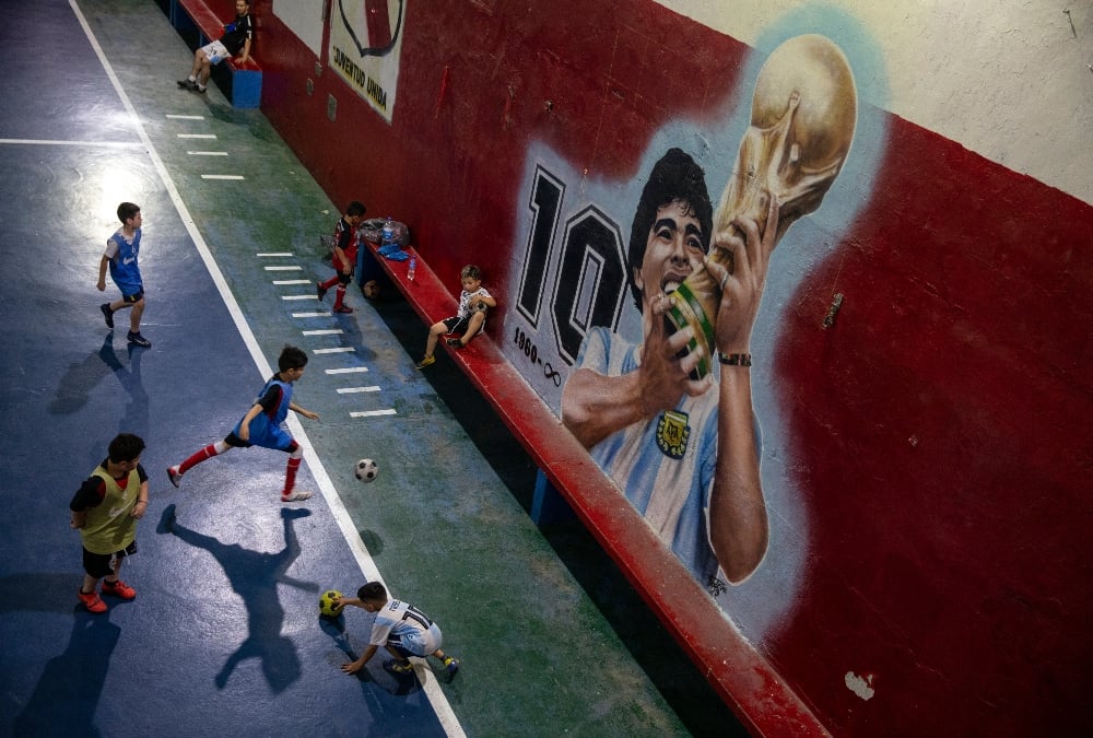 Οι μικροί «μαθαίνουν» μπάλα υπό τη σκέπη του Ντιεγκίτο. / copyright AP PHOTOS
