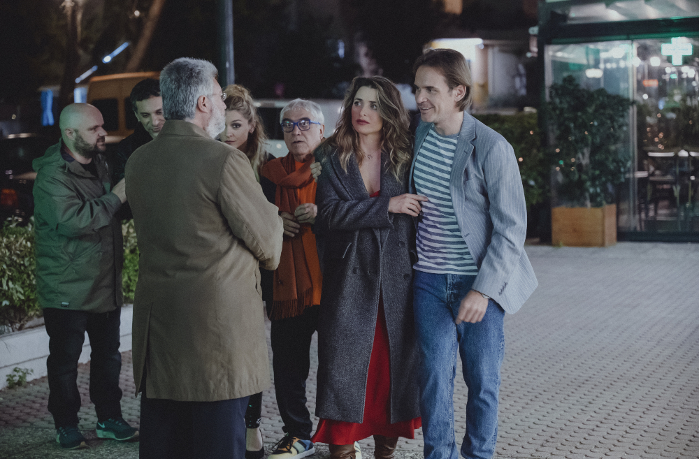 «Έχουμε έξι διαφορετικές περιπτώσεις ανθρώπων που ο καθένας αντικατοπτρίζει ως έναν βαθμό αυτά που υπάρχουν ως παθογένειες στην ελληνική κοινωνία» λέει ο Μάκης Παπαδημητρίου