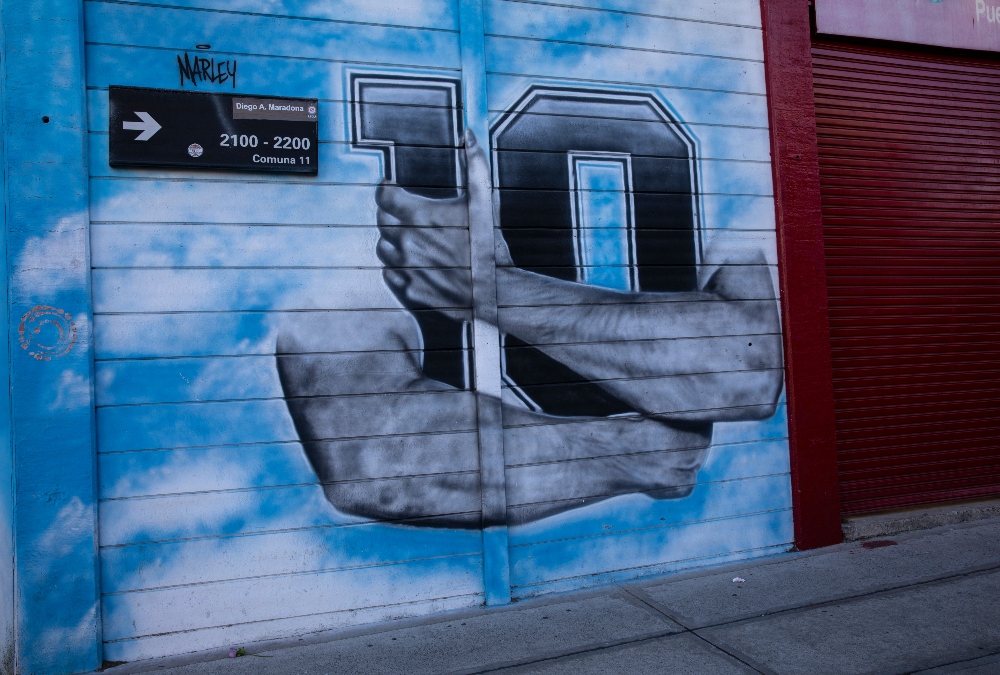 Αγκαλιά σφιχτά πια με τον θρύλο./copyright AP PHOTOS