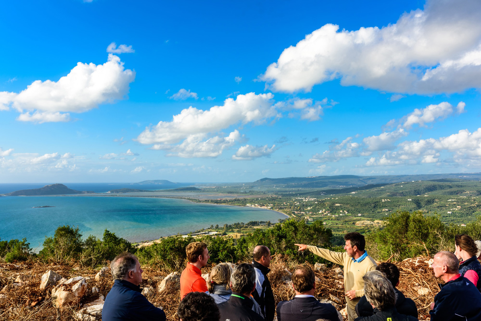 guided_visit_hole_16_navarino_hills.jpg Στιγμιότυπο από την επίσκεψη του José Maria Olazábal, με αφορμή τα δυο νέα γήπεδα γκολφ, 18 οπών, που ετοιμάζονται στο Navarino Hills, στην Costa Navarino