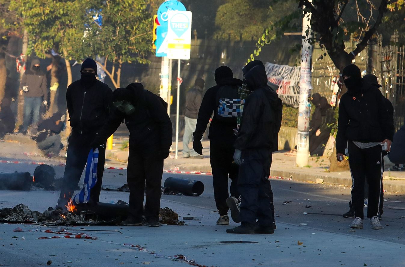 simaia2.jpg Κουκουλοφόροι καίνε την ελληνική σημαία