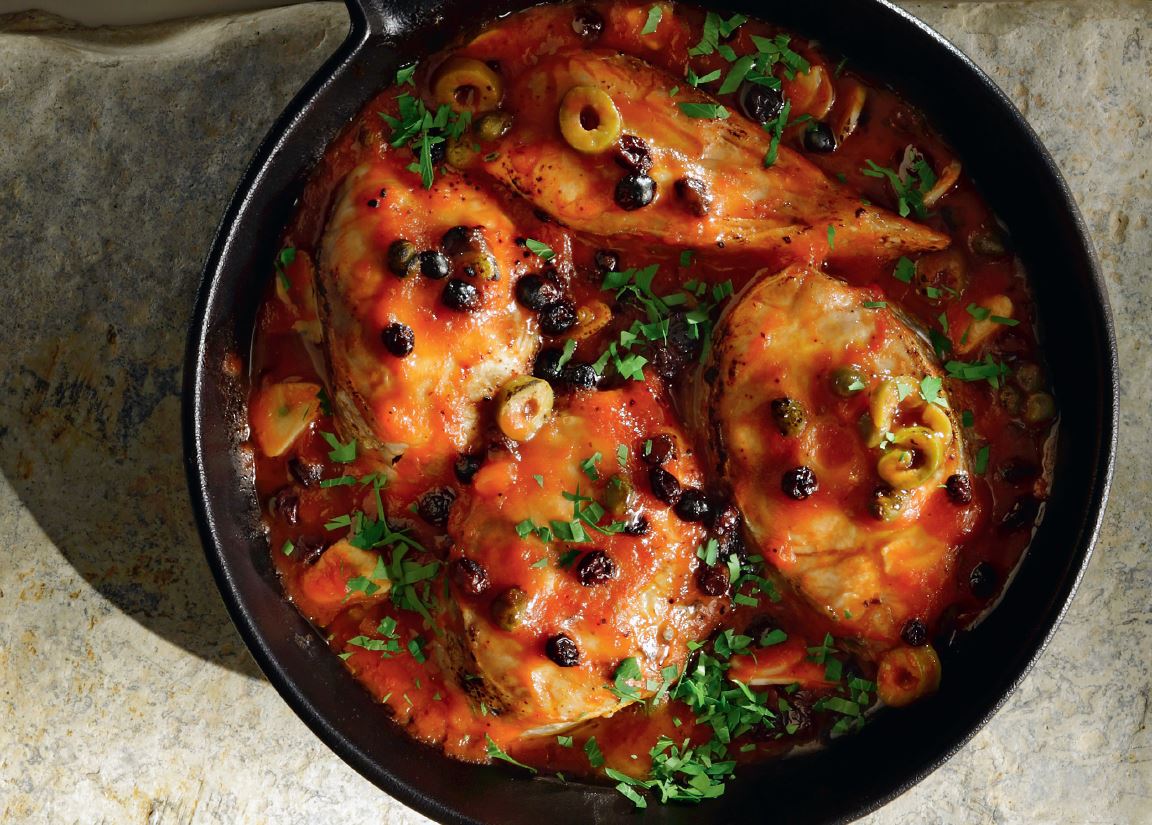 synagrida.jpg Συναγρίδα με ντομάτα, κρασί, ελιές, κάππαρη και σταφίδες