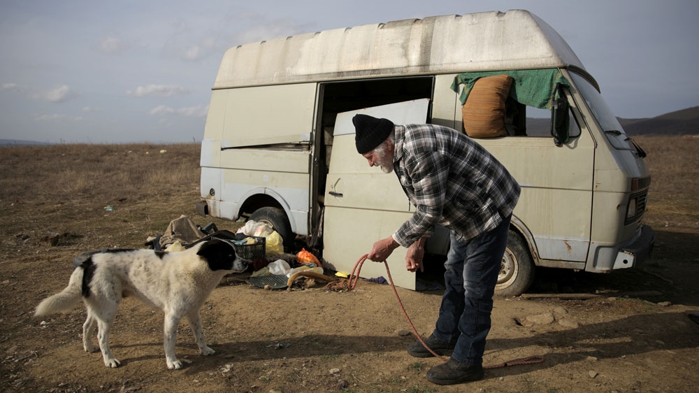 Μόνη συντροφιά του Ρούντι Λάμπερς είναι τα σκυλιά του [Reuters/Stoyan Nenov]