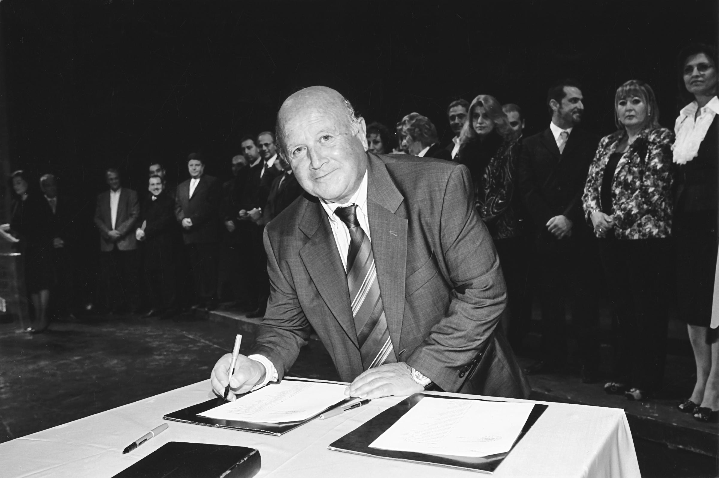 Υπογράφοντας την ανάληψη των καθηκόντων του στο ∆ηµοτικό Συµβούλιο Καλαµαριάς Με τον µητροπολίτη Χαλκηδόνος, το 2010