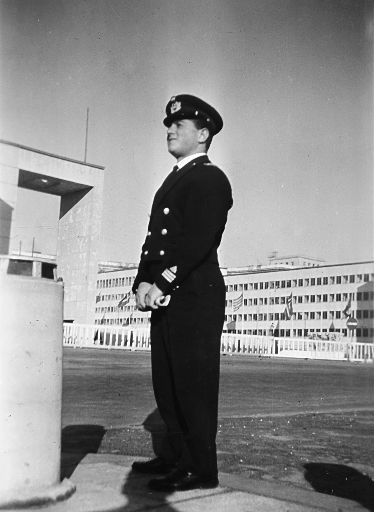 Ο Σταύρος Ζαµπέτογλου µετά την αποφοίτησή του από τη Σχολή Μηχανικών του Εµπορικού Ναυτικού στο Μπρίντιζι της Ιταλίας Ο Σταύρος Ζαµπέτογλου µετά την αποφοίτησή του από τη Σχολή Μηχανικών του Εµπορικού Ναυτικού στο Μπρίντιζι της Ιταλίας