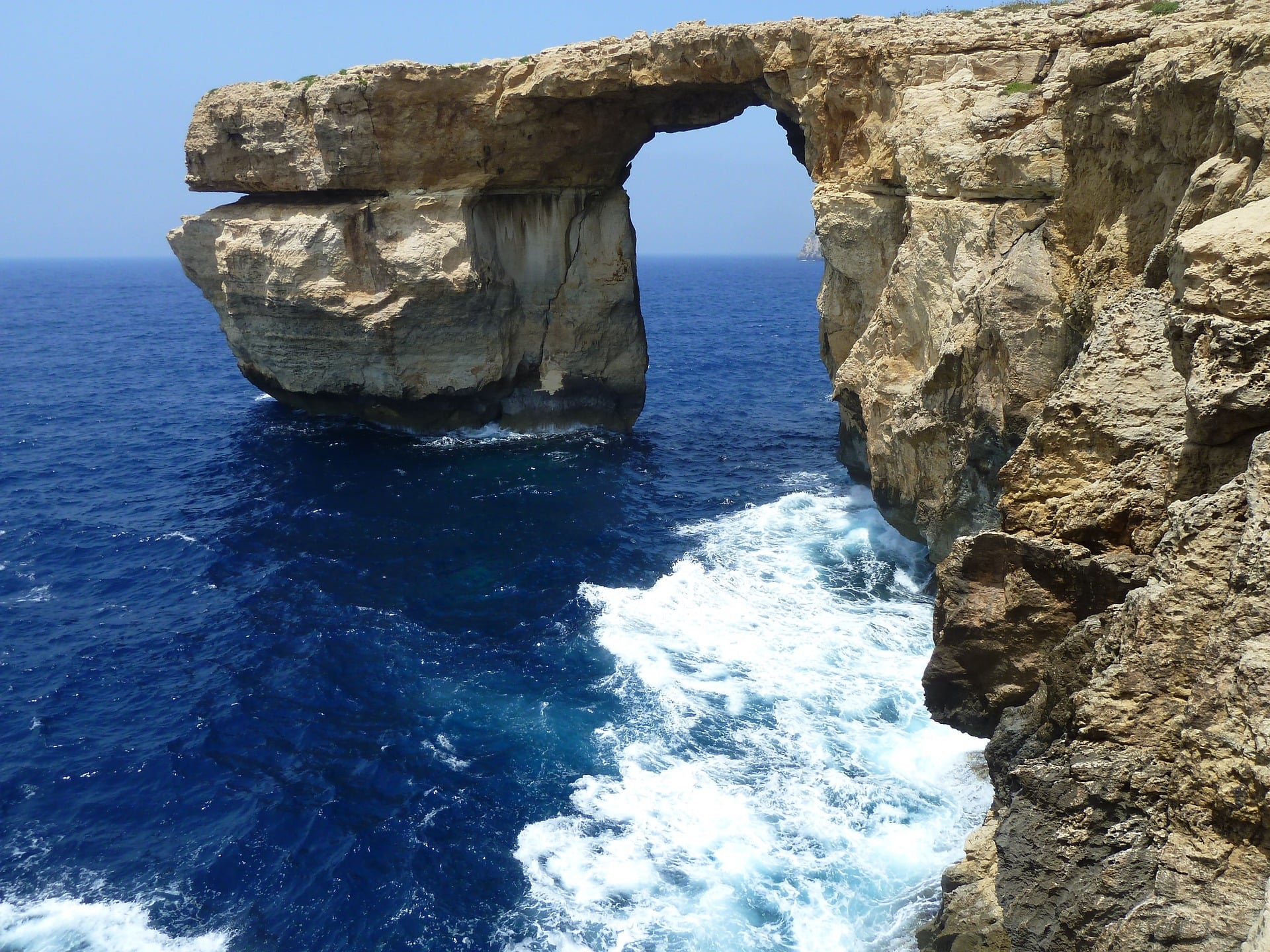 azure-window-2715329_1920.jpg