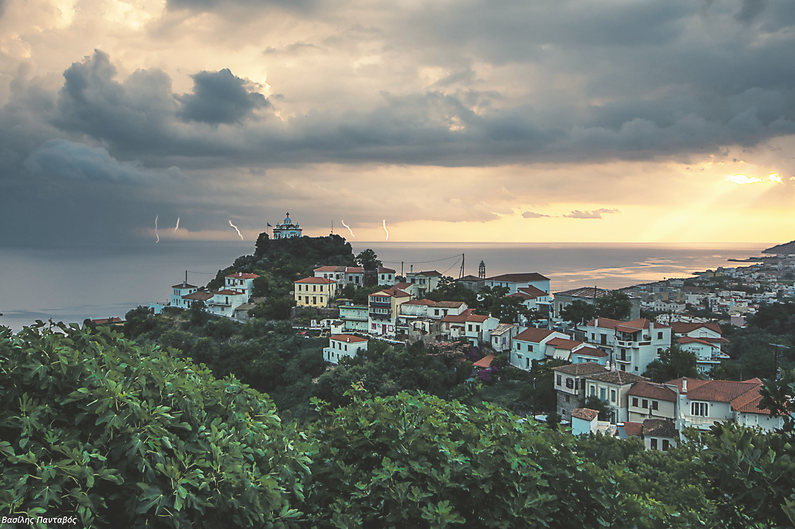  Το Παλαιό Καρλόβασι στη Σάµο κατά τη διάρκεια της κακοκαιρίας «Μίνωας» στις 16 Ιουνίου 2018