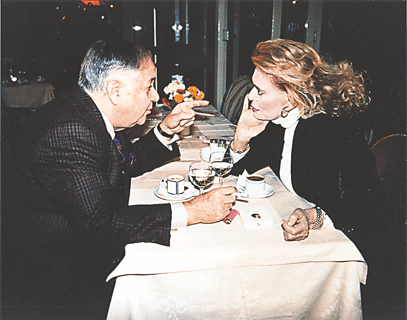 Μάνος Χατζιδάκις και Μελίνα Μερκούρη στο «Zonar’s», το οποίο είχε επισκεφθεί και ο Αντονι Κουίν Μάνος Χατζιδάκις και Μελίνα Μερκούρη στο «Zonar’s», το οποίο είχε επισκεφθεί και ο Αντονι Κουίν