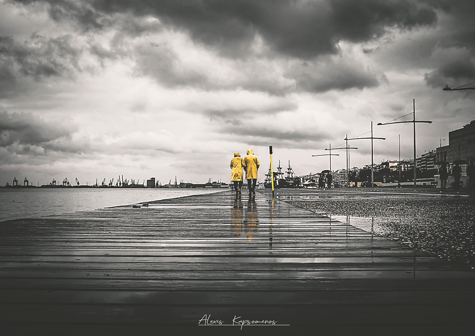 Βροχερός καιρός και ένα ζευγάρι µε κίτρινα αδιάβροχα στη Νέα Παραλία Θεσσαλονίκης στις 18 Νοεµβρίου 2018