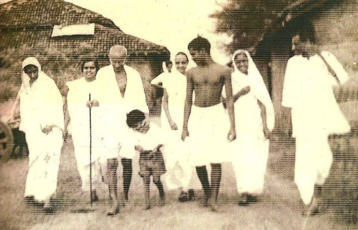 Ο Μαχάτμα Γκάντι με τον εγγονό του Αρούν και άλλα μέλη της οικογένειάς του.