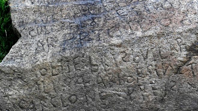 Μυστήριο με επιγραφή βράχου στη Γαλλία