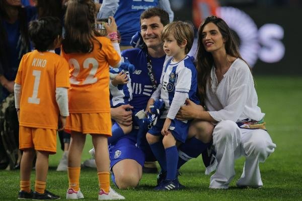 iker-casillas-posando-junto-a-sara-carbonero-y-sus-dos-hijos-martin-y-lucas-efe-manuelfernandoara-jo.jpg