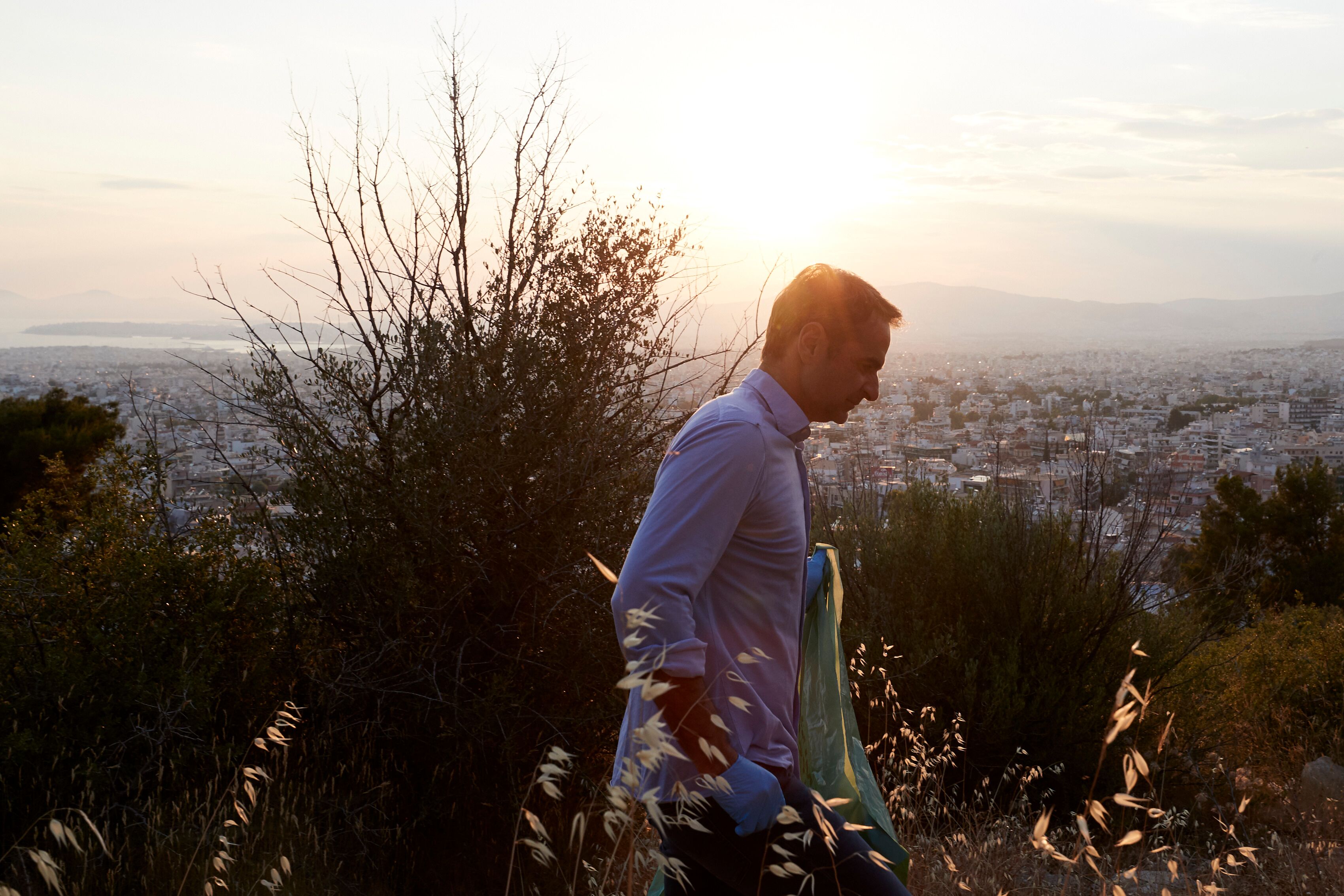 mitsotakis2.jpeg Ο Μητσοτάκης ποτίζει στον Υμηττό