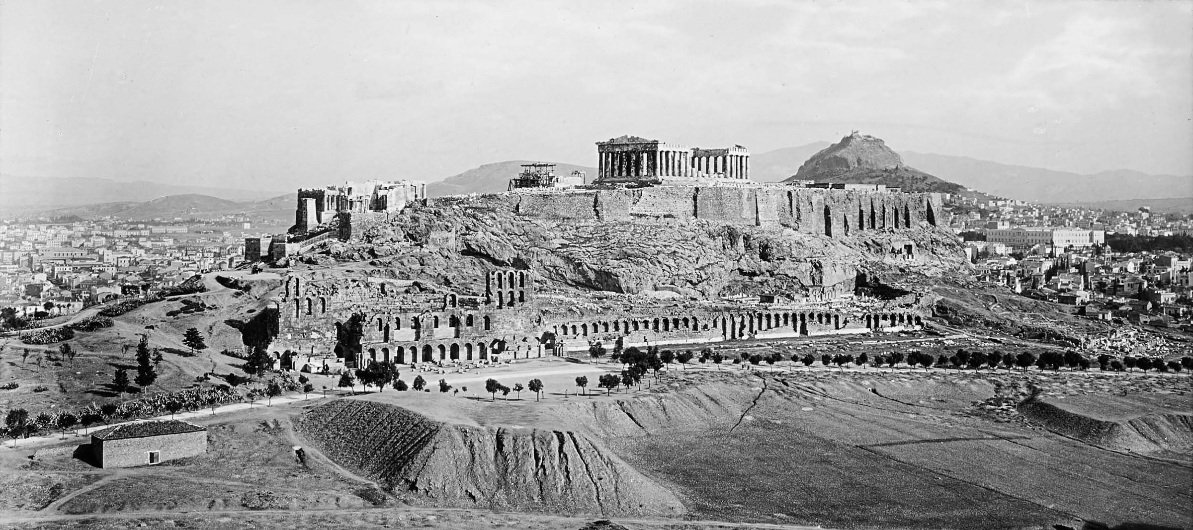 Ο Ιερός Βράχος, η Ακρόπολη, το Ηρώδειο και... τίποτα. Η Αθήνα εξοχική στις αρχές του 20ού αιώνα