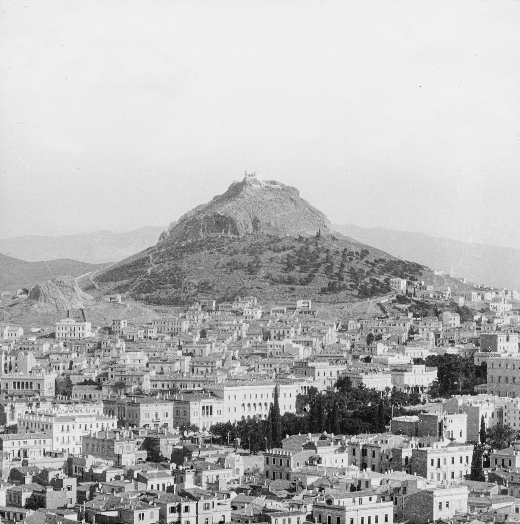 Ο λόφος του Λυκαβηττού µε τον ΑϊΓιώργη και αρκετά σπίτια που δείχνουν την Αθήνα πυκνοκατοικηµένη