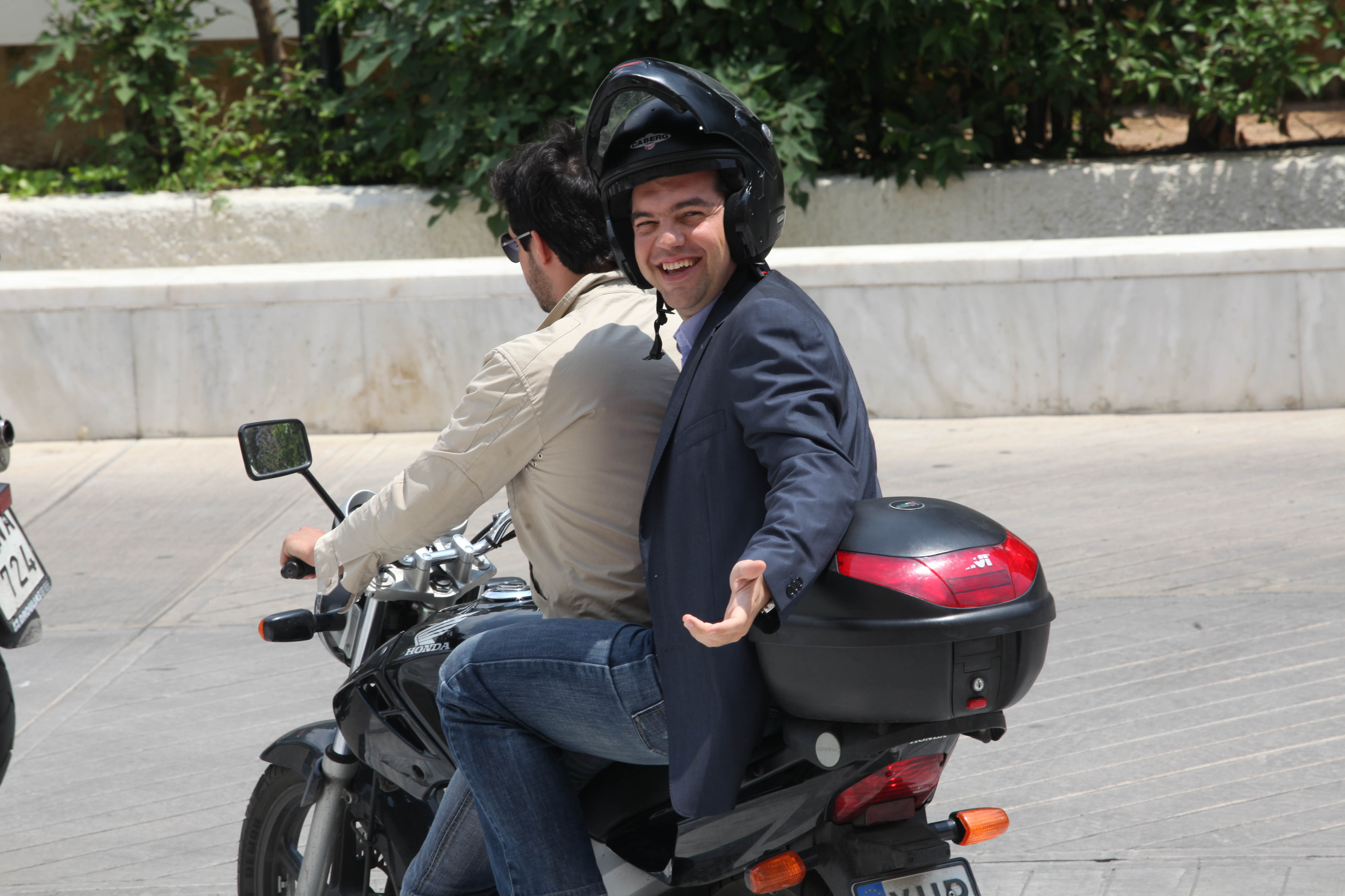 1661088.jpg Ο Αλέξης Τσίπρας σε μηχανή