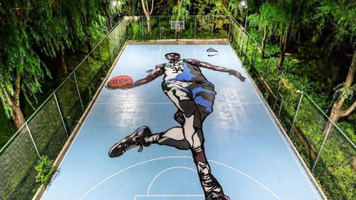 gianniskina.jpg Το ανοιχτό γήπεδο στο Πεκίνο προς τιμήν του Γιάννη Αντετοκούνμπο