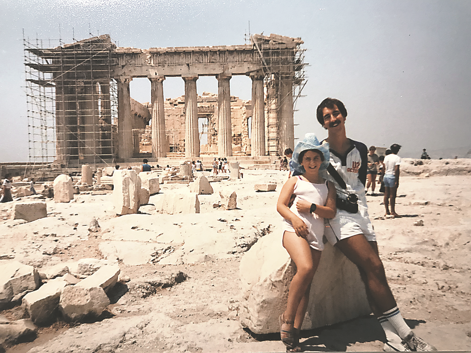«Εχω ταξιδέψει µία φορά στην Ελλάδα µε τους γονείς µου. Πήγαµε στην Αθήνα, στον Βόλο, στους Δελφούς και στην Κεφαλονιά» λέει ο διάσηµος σχεδιαστής