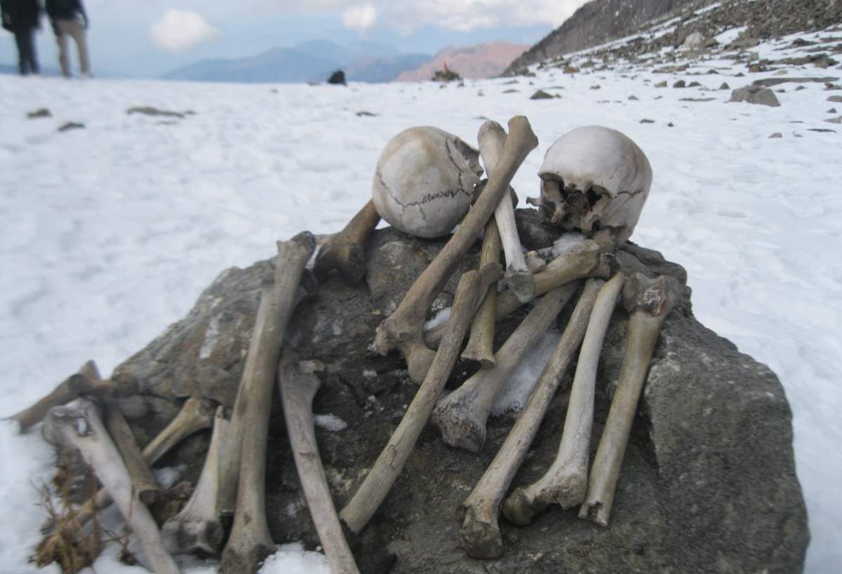 human-skeletons-roopkund-lake.jpg
