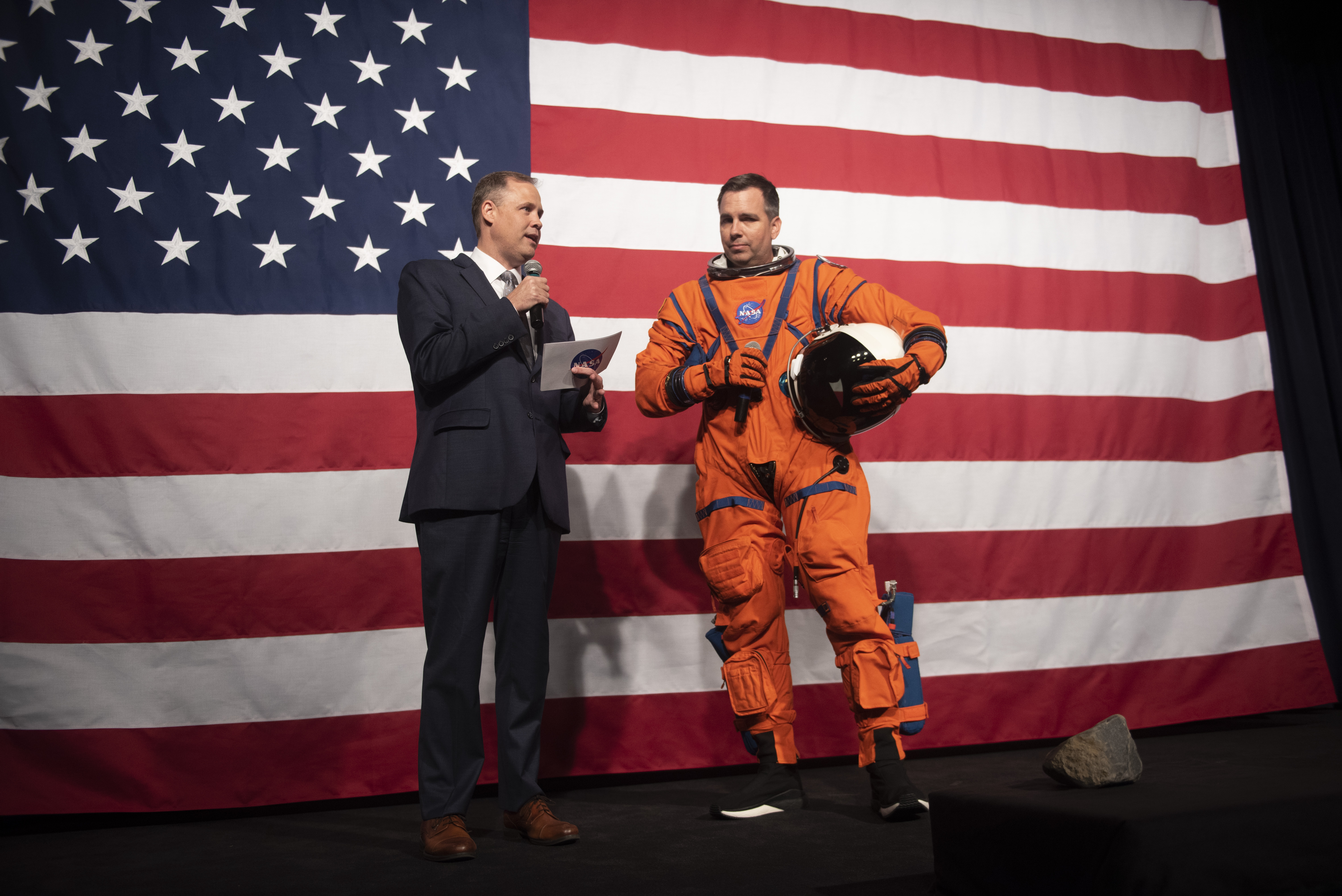 ap_19288754602719.jpg Η νέα στολή της NASA