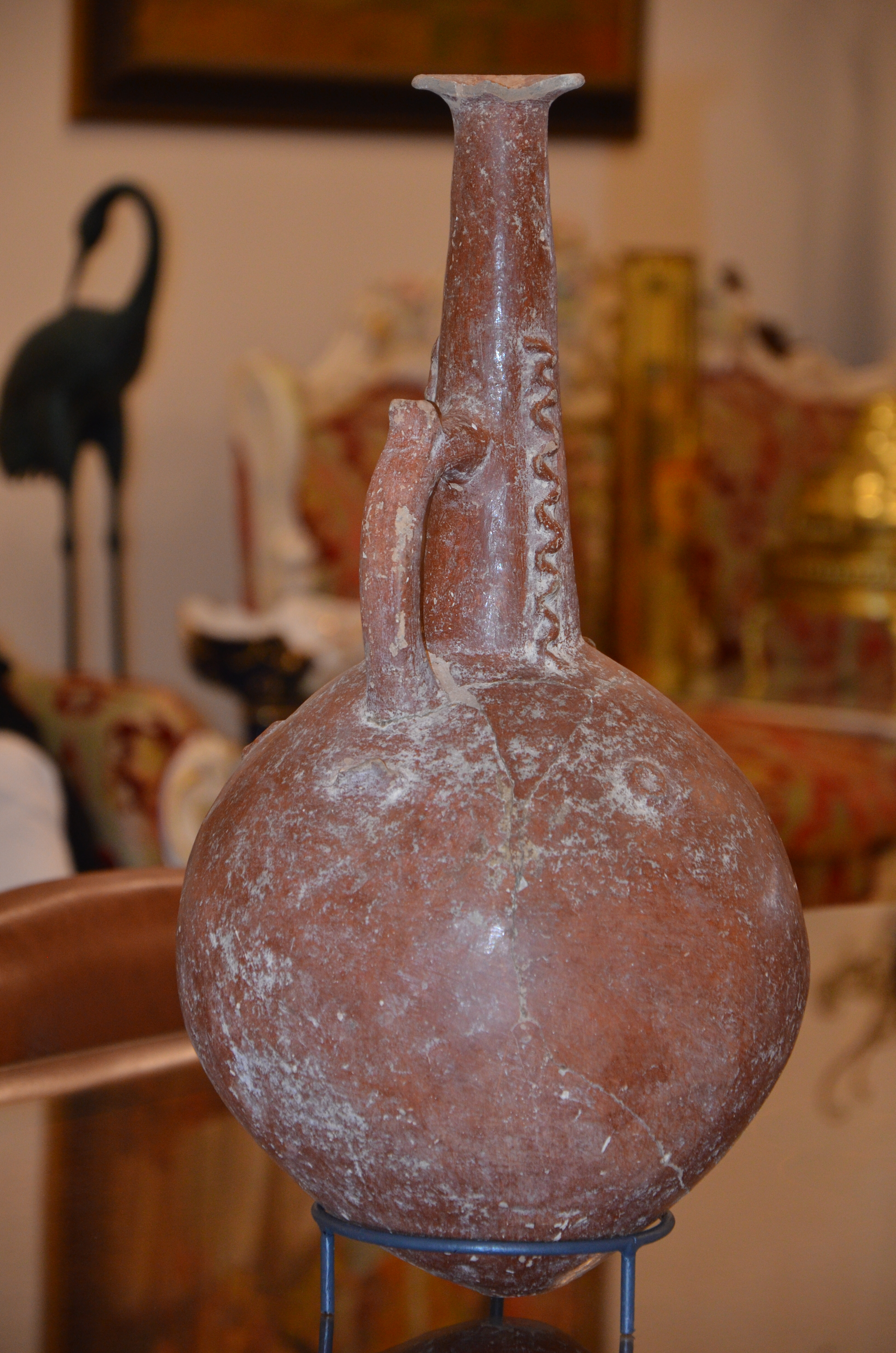 Σπάνιο αντικείμενο της Πρωτοκυπριακής κεραμικής, από το 2100-2000π.Χ. Χρησιμοποιούνταν ως κανάτα σερβιρίσματος κρασιού