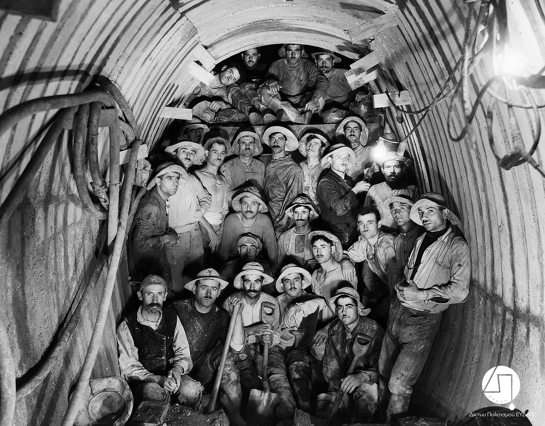 neg161_s.jpg Συνεργείο που εργάστηκε στη διάνοιξη της Σήραγγας Μπογιατίου, σε αναμνηστική φωτογραφία