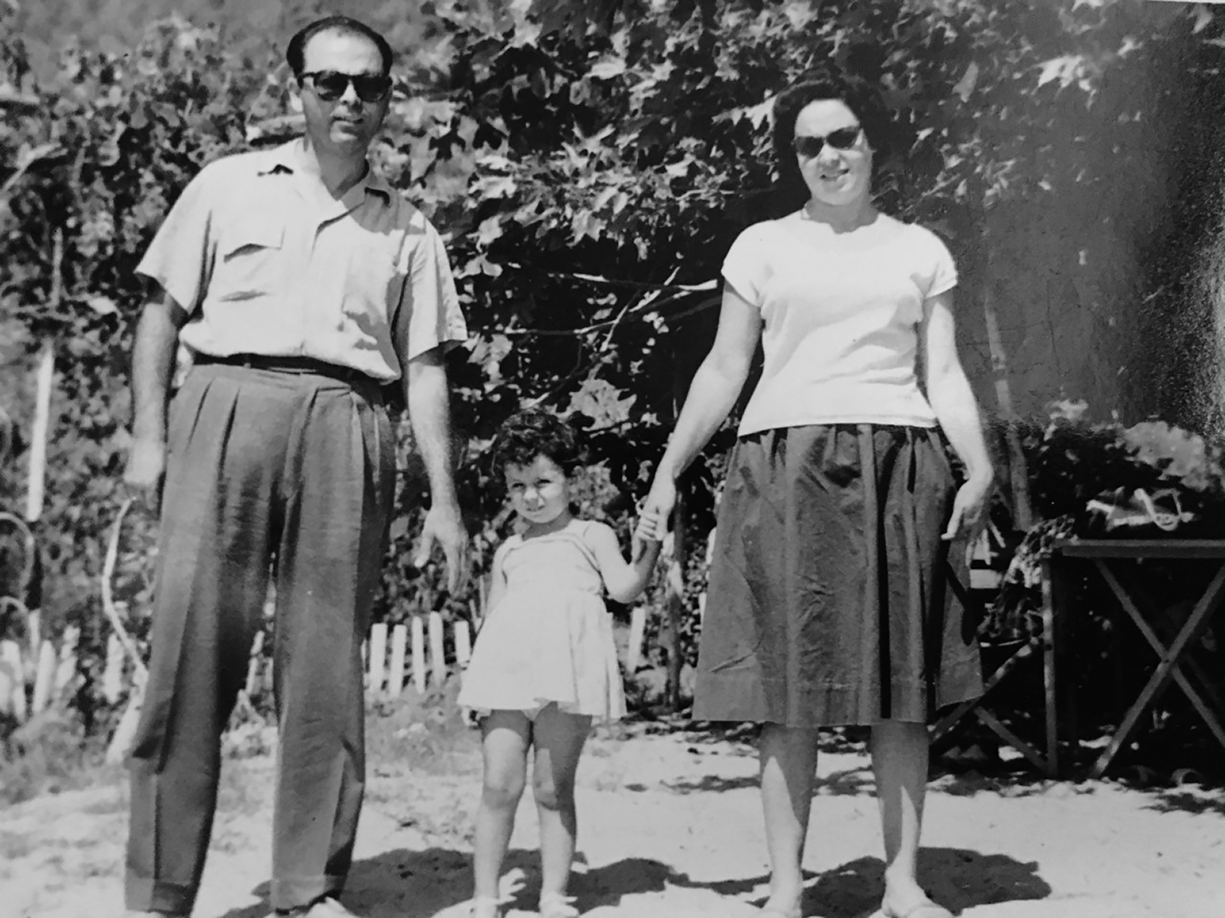 Η Αικατερίνη Σακελλαροπούλου µε τους γονείς της Η Αικατερίνη Σακελλαροπούλου µε τους γονείς της