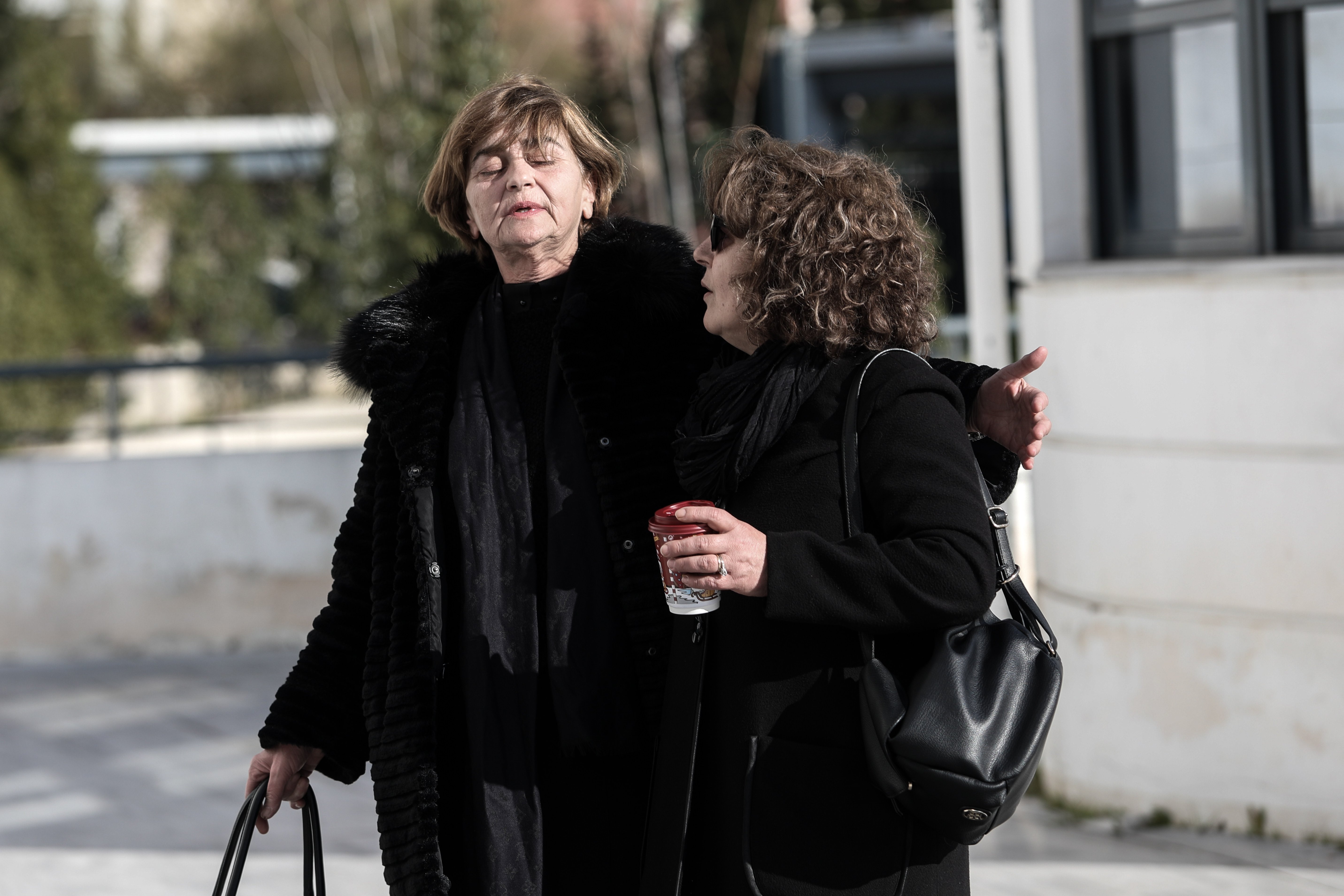 Η μάνα της Ελένης Τοπαλούδη καταρρέει στην αγκαλιά της Μάγδας Φύσσα (eurokinissi)