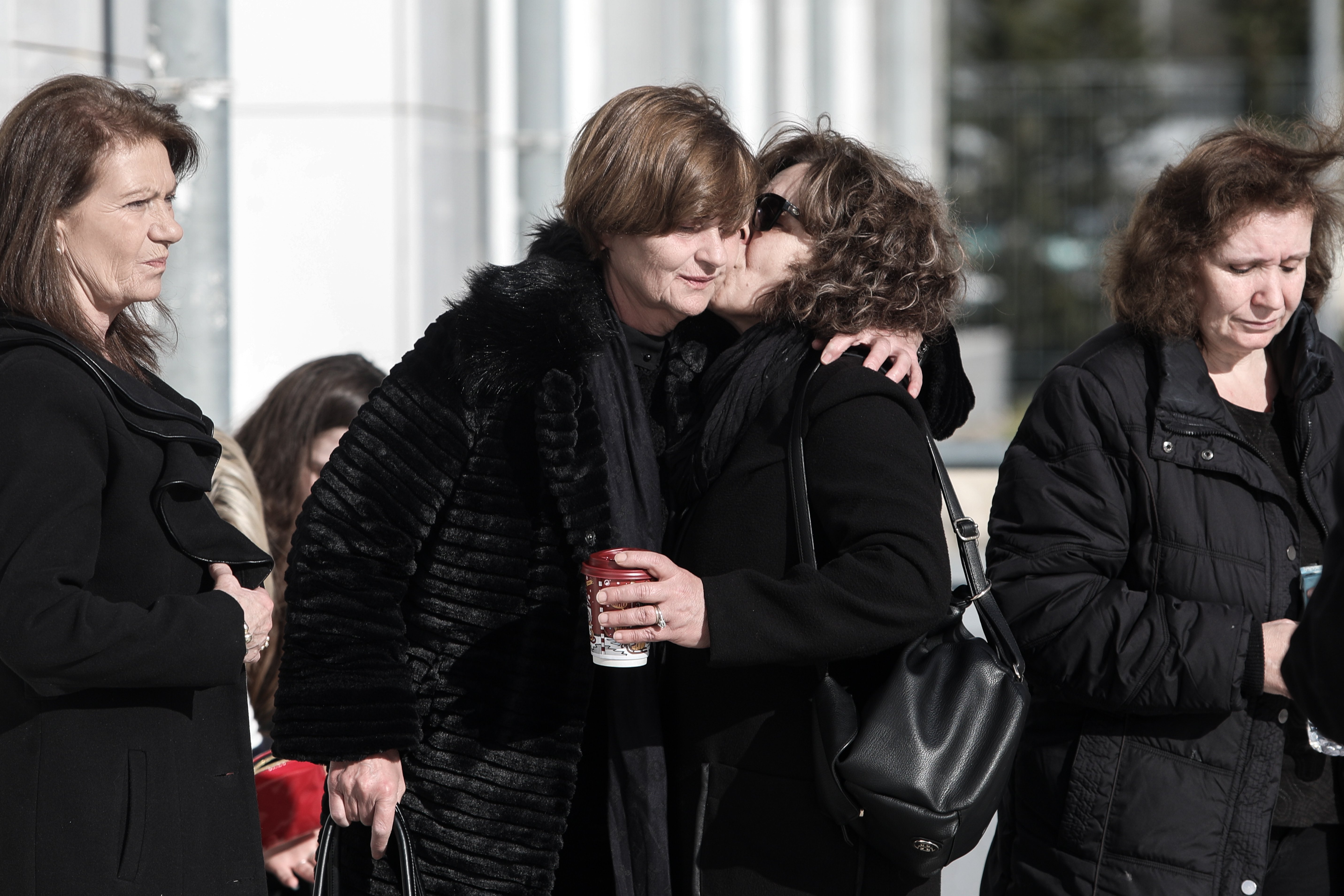 Η μάνα της Ελένης Τοπαλούδη καταρρέει στην αγκαλιά της Μάγδας Φύσσα (eurokinissi)