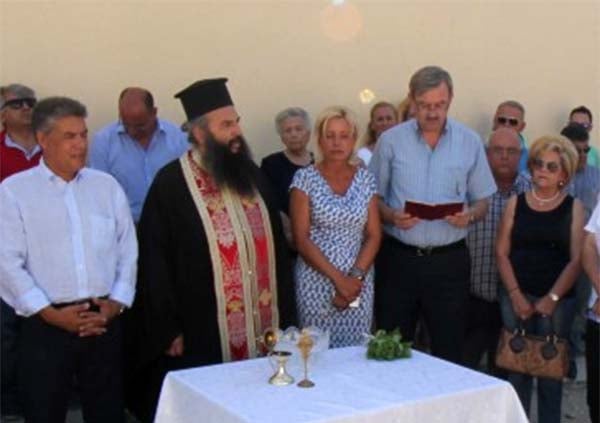 o_k._komitsas_pselnei_kata_ti_diarkeia_telesis_agiasmoy_.jpg Ο κ. Κομήτσας ψέλνει κατά τη διάρκεια τέλεσης αγιασμού