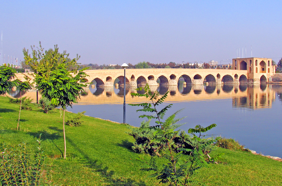shahrestan_bridge_isfahan.jpg