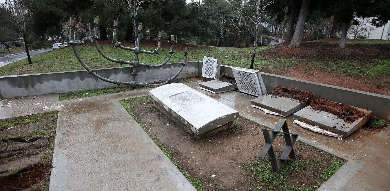 Βεβήλωση μνημείου στο εβραϊκό  νεκροταφείο το οποίο βρίσκεται εντός του ΑΠΘ